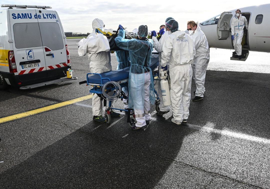 El personal médico transporta a un paciente en camilla a la espera de vuelo médico en el aeropuerto de Bron cerca de Lyon, sureste de Francia