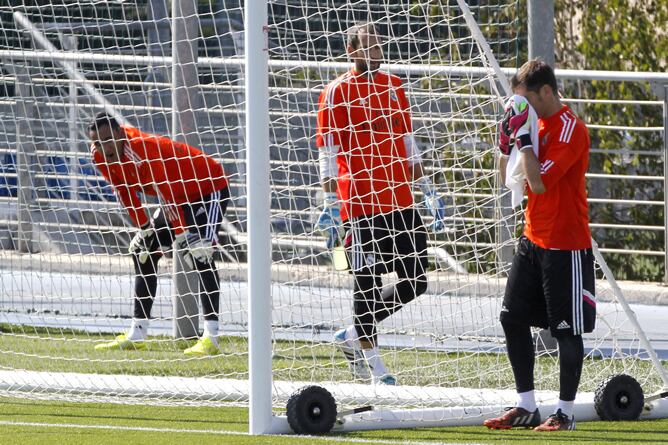 Los tres porteros del Real Madrid durante el entrenamiento