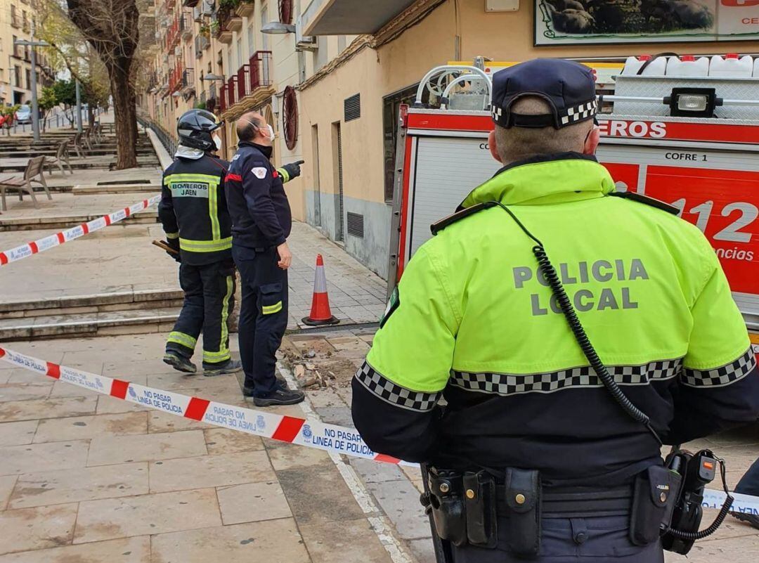 La zona ha quedado acordonada por la caída de cascotes tras rachas de viento de 80 kilómetros por hora