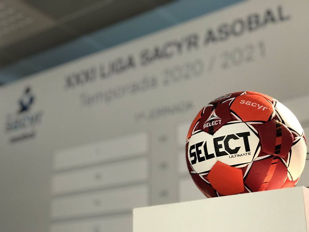 Imagen del sorteo realizado en la sede de Sacyr, patrocinador de la Liga ASOBAL.