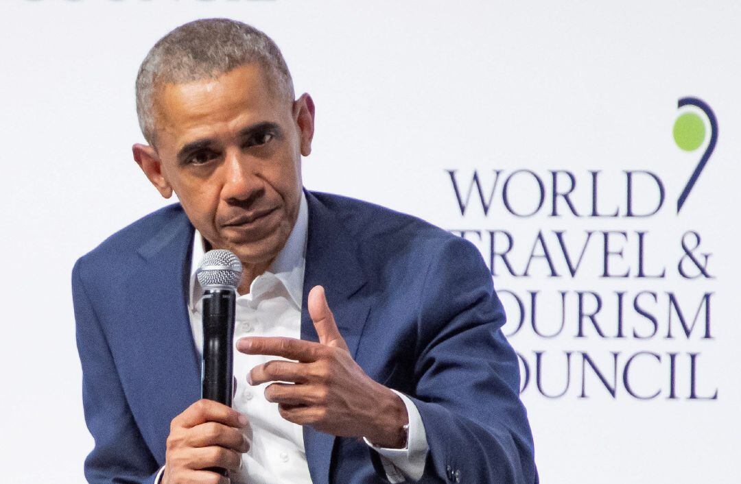 El expresidente de Estados Unidos Barack Obama, durante su intervención en la XIX Cumbre del Consejo Mundial de Viajes y Turismo ( &quot;World Travel and Tourism Council&quot;, WTTC), que se está desarrollando en Sevilla y cuya conferencia se ha convertido en una de las más mediáticas en la cita de los empresarios turísticos de todo el mundo con medidas de control especiales, ya que las puertas del auditorio se han cerrado 15 minutos antes de comenzar, y no se podrán abrir para entrar o salir mientras se esté celebrando