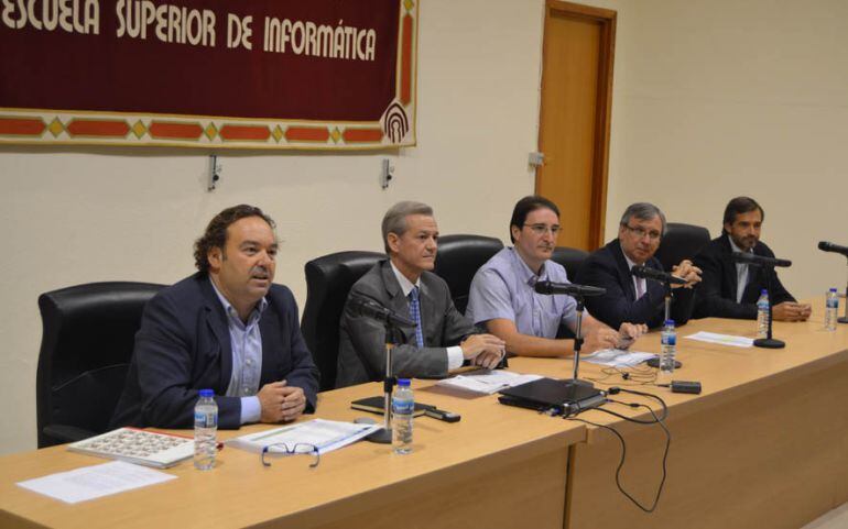 Jesús Caballero Klink, segundo por la izquierda, en unos cursos de verano en la Universidad de Castilla la Mancha