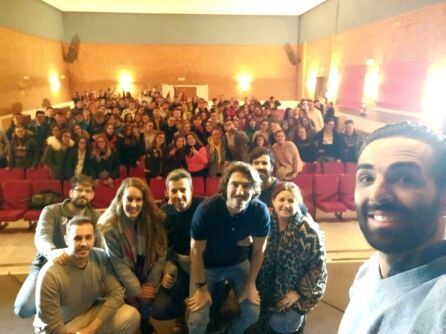 Selfie con los protagonistas, técnicos, concejal y público asistente