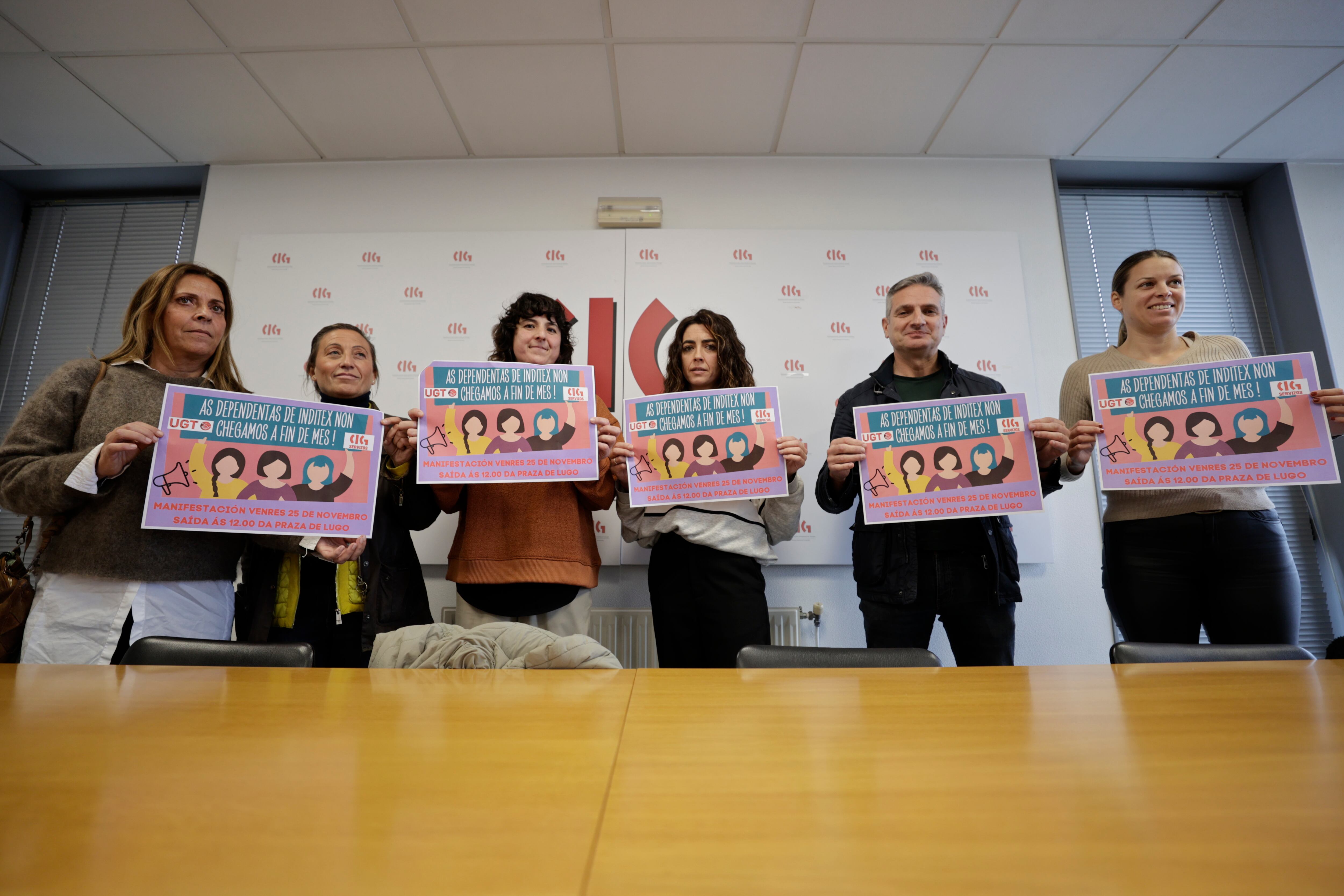 A CORUÑA, 22/11/2022.- Representantes de los sindicatos CIG y UGT dan una rueda de prensa este martes en A Coruña, para informar sobre la huelga de las dependientas de Inditex en la provincia de A Coruña, convocada para este &#039;Black Friday&#039;. EFE/Cabalar
