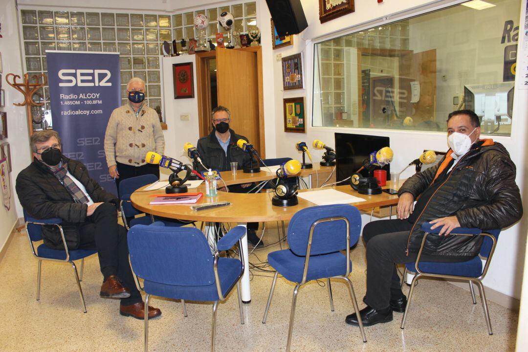 Vicente Jorge Bas, Gonzalo Juan Abad y Gonzalo Bou, junto a Paco Aznar en los estudios de Radio Alcoy