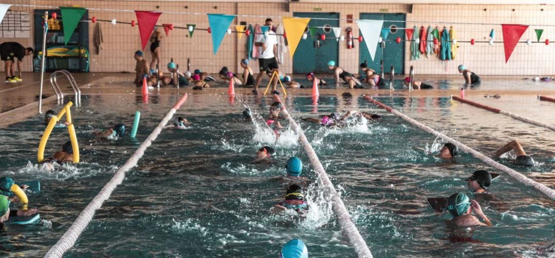 Actividad en la piscina municipal de Colmenar Viejo