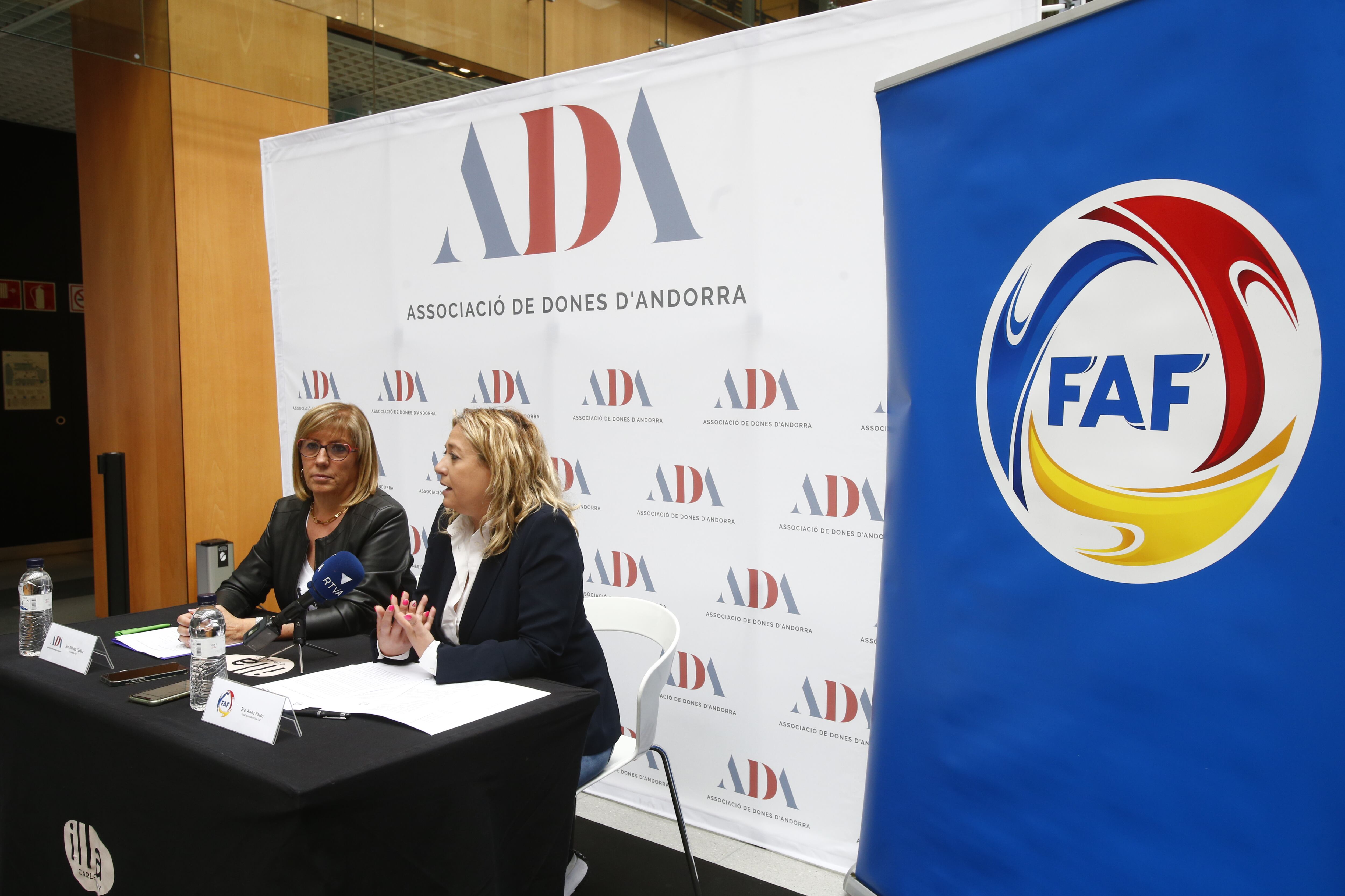 La presidenta de l&#039;ADA, Mònica Codina, i la directiva de la FAF, Anna Pazos durant la compareixença d&#039;avui.