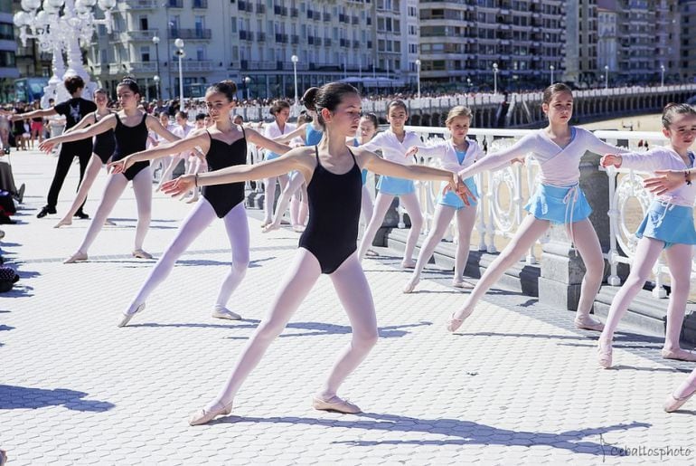 Varias niñas participan en la tradicional barra clásica de ballet de la barandilla de La Concha en 2015.