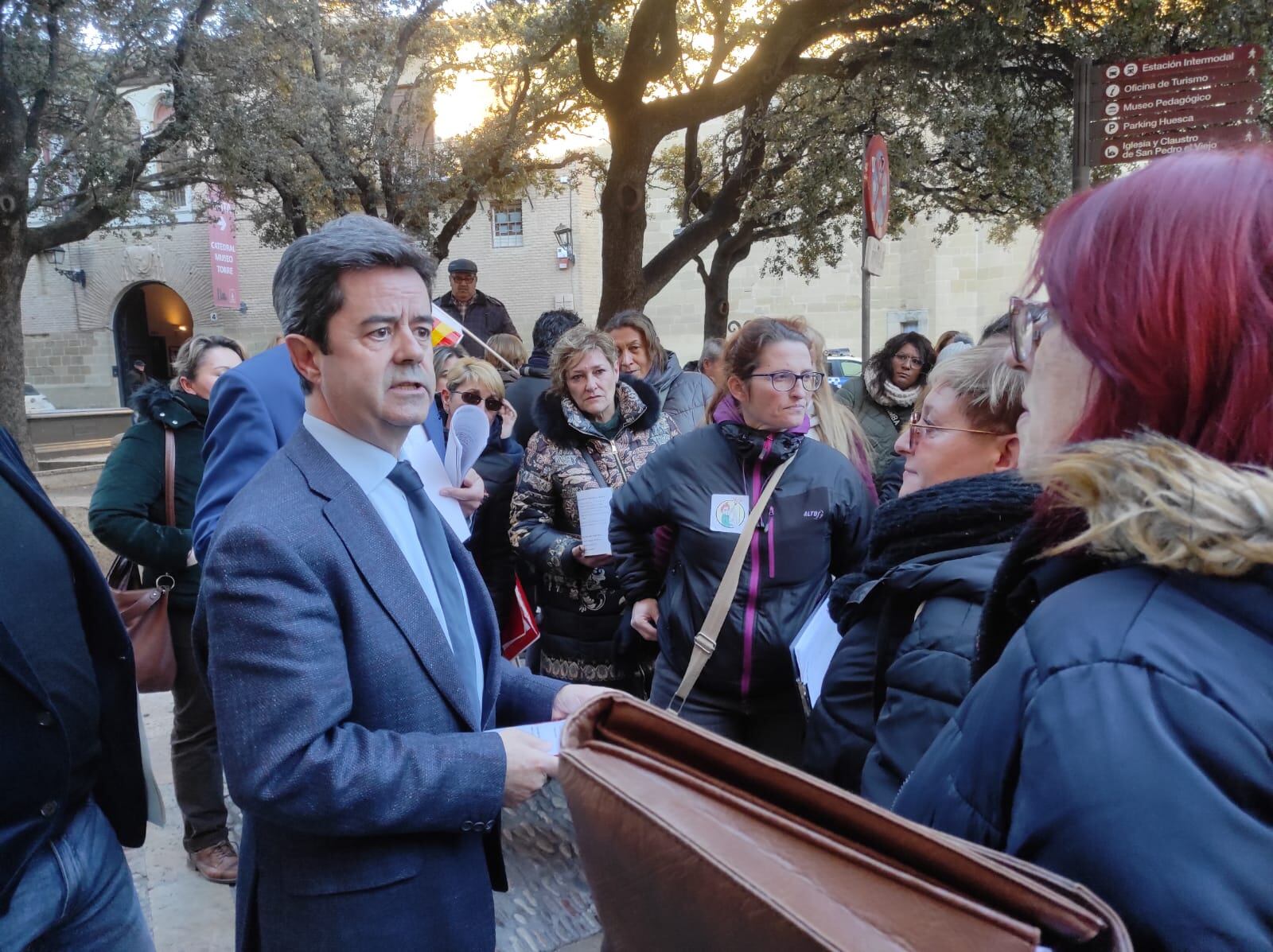 Luis Felipe atienda a las trabajadoras antes del Pleno