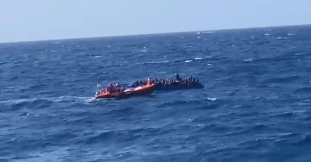 El buque Open Arms ha rescatado este sábado a un centenar de personas que viajaban en una patera a la deriva en aguas internacionales del mar Mediterráneo.