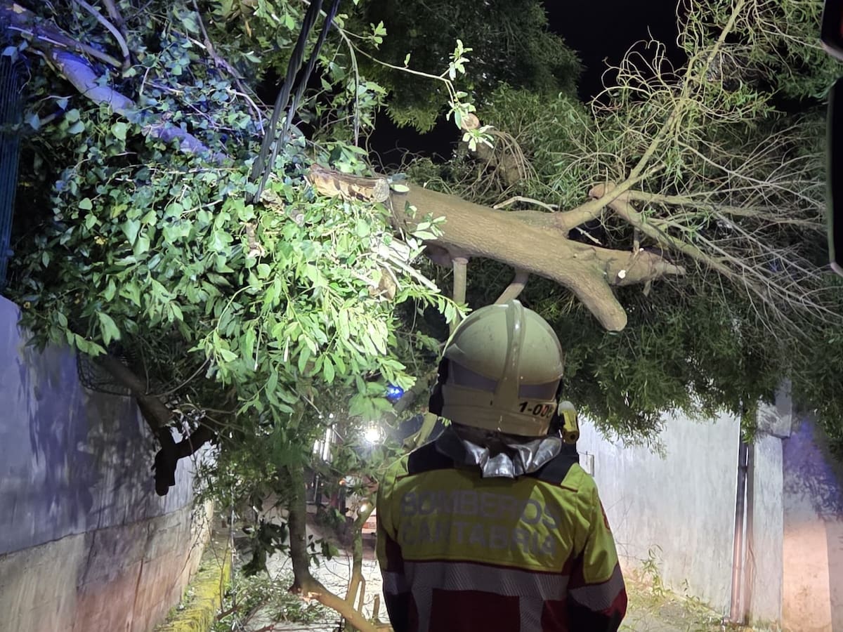 El 112 Cantabria recibe 23 llamadas y gestiona 13 incidencias provocadas por el viento