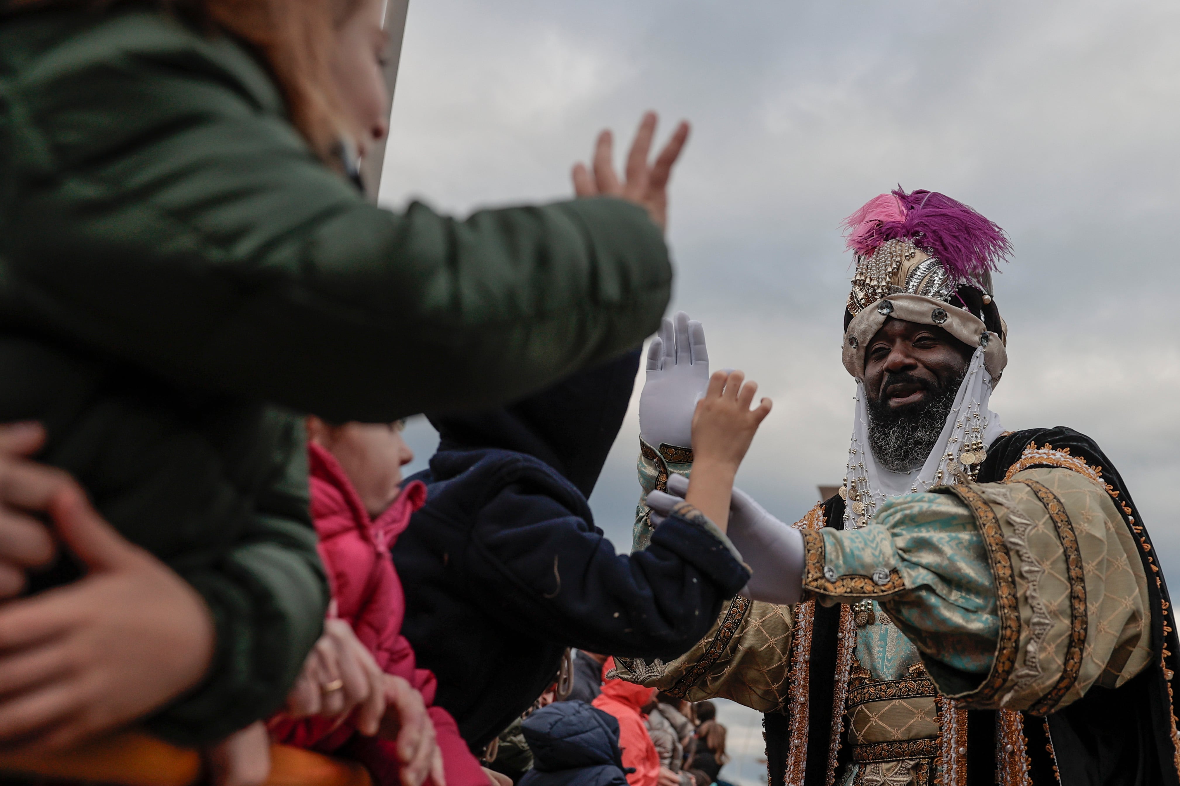 El Rey Melchor saluda a los muchísimos niños que esta tarde en Valencia se han acercado hasta el puerto para ver llegar a los reyes, que protagonizan una cabalgata previa a la noche más mágica del año.