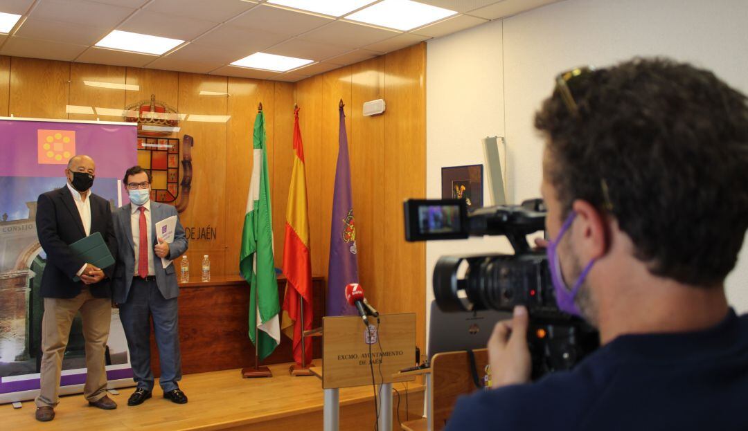 Luis Alberto García (derecha), secretario general del consejo y José García, en la presentación del Panorama Social y Económico de Jaén elaborado por el Consejo Económico y Social.