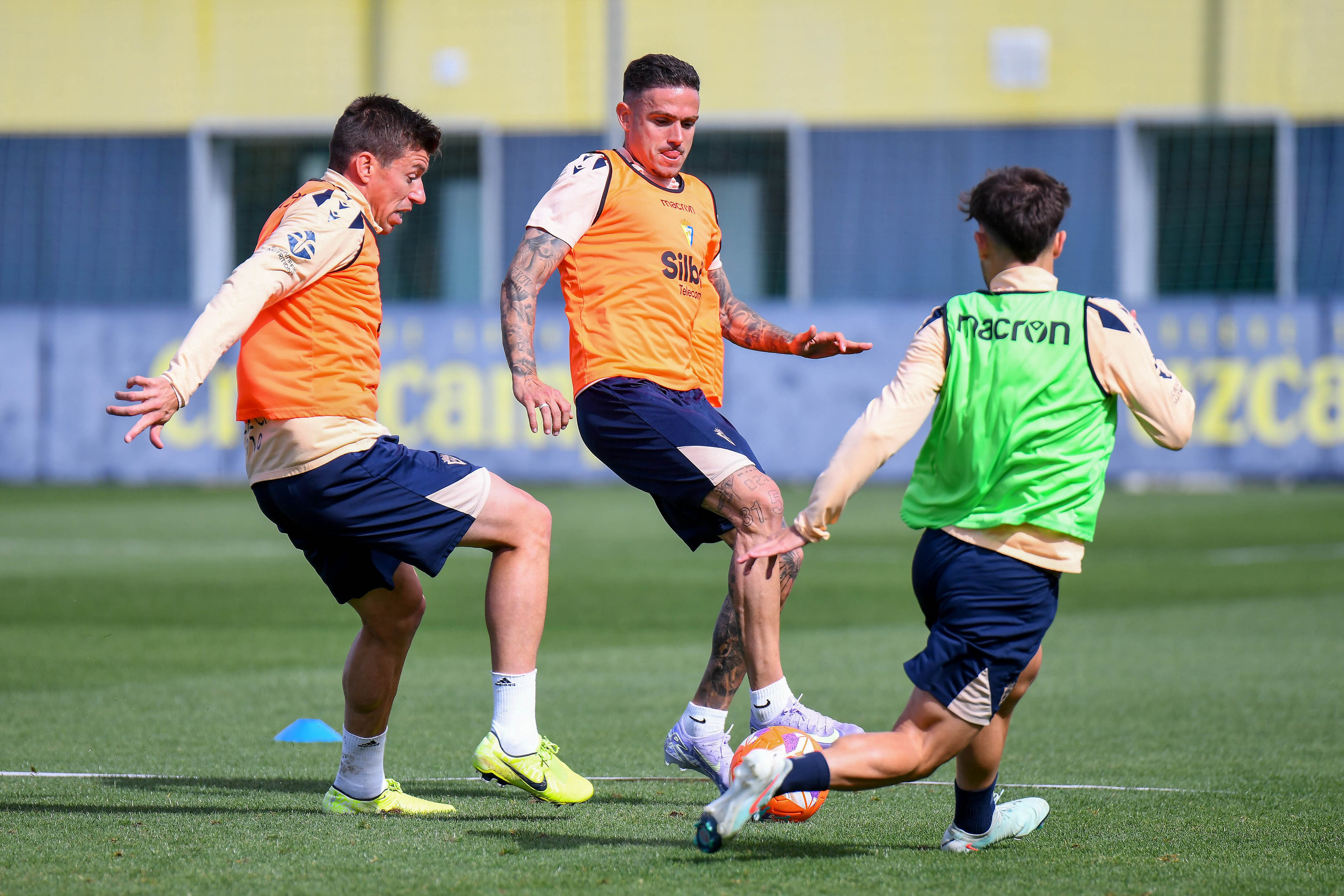 Roger Martí junto a Óscar Melendo y Rubén Alcaraz en un entrenamiento del primer equipo del Cádiz CF en la Ciudad Deportiva.
