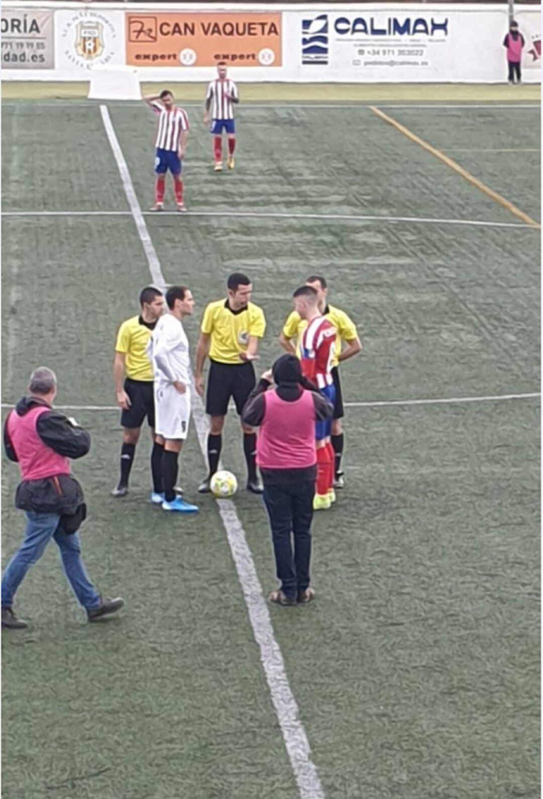 Los capitanes con el trío arbitral