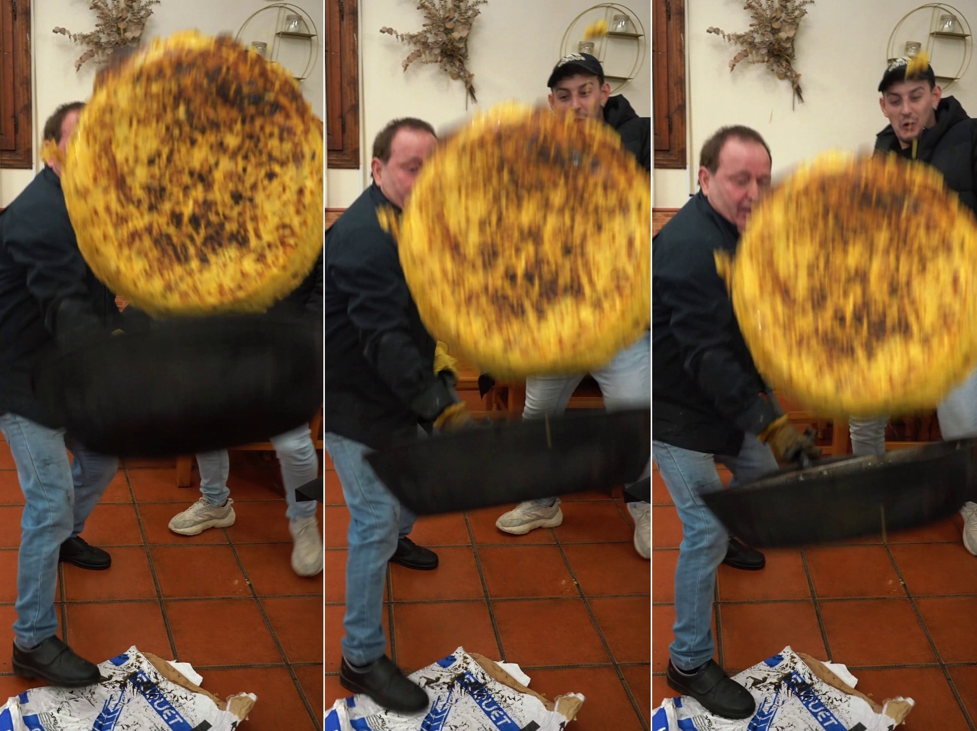 El cocinero Eduardo Pérez, dándole la vuelta a una tortilla de patata de más de 100 huevos.