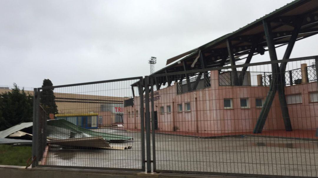 Destrozos causados por el temporal en el campo de fútbol Diego Mena.