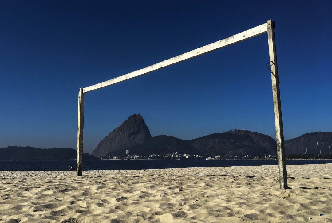  Vista del cerro de Pan de Azúcar, enmarcado por un arco de fútbol en la playa de Flamengo 