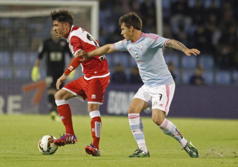 Jozabed controla el balón ante el delantero del Celta de Vigo, Santi Mina.