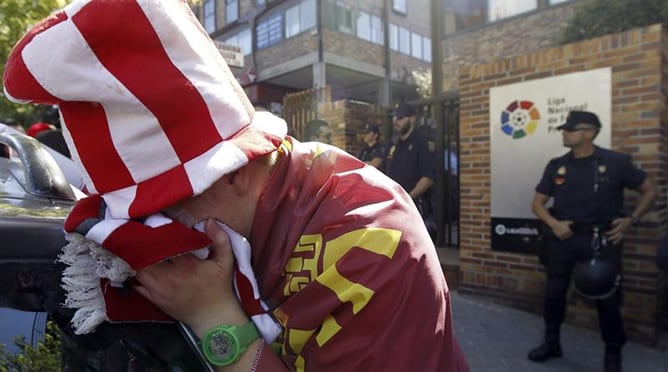 Un aficionado del Real Murcia, durante la concentración mantenida por los hinchas del club ante la sede de la Liga de Fútbol Profesional, que decidió el descenso del equipo a Segunda B.