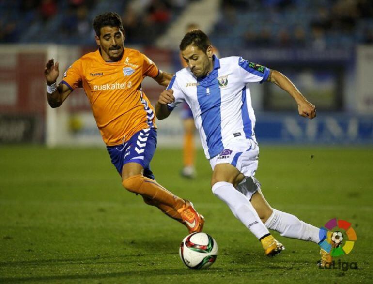 Rubén Peña se marcha de un rival en un partido de liga ante el Alavés