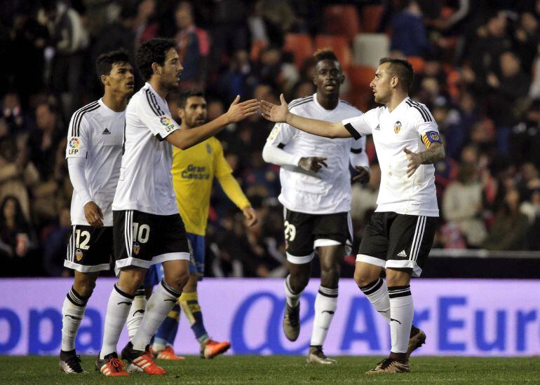 GRA457. VALENCIA, 21012016.- El delantero del Valencia Paco Alcácer (d) celebra con sus compañeros el gol marcado ante Las Palmas, el primero del equipo, durante el partido de ida de cuartos de final de la Copa del Rey que disputan en el estadio de Mestal