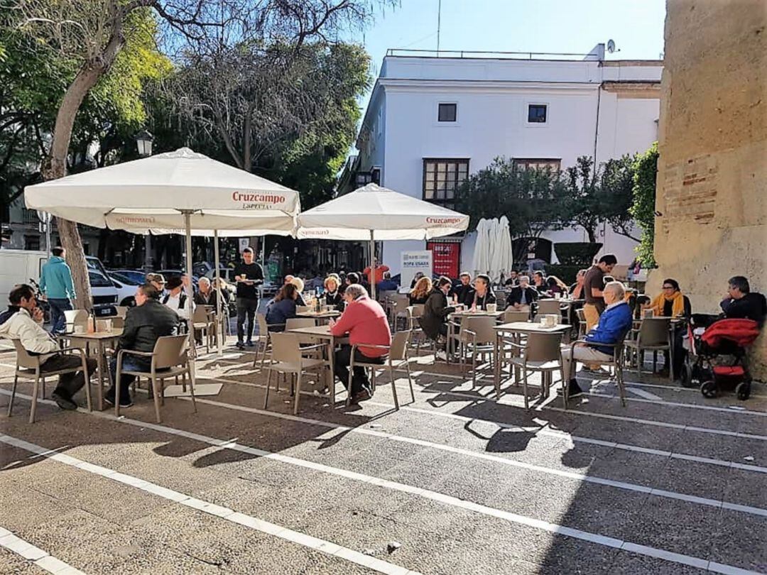 La estupenda y animada terraza del Rincón Granaíno, en la Porvera