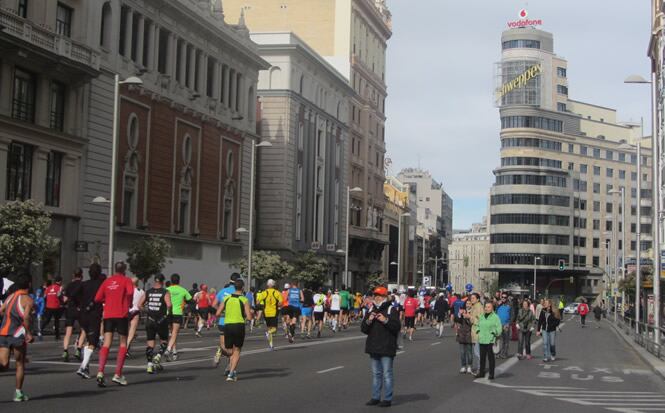 Con cuatro grados de temperatura y una sensación térmica todavía más fría, 26.000 corredores han partido de la plaza de Colón para pasar, entre otras calles, por la mítica gran vía.