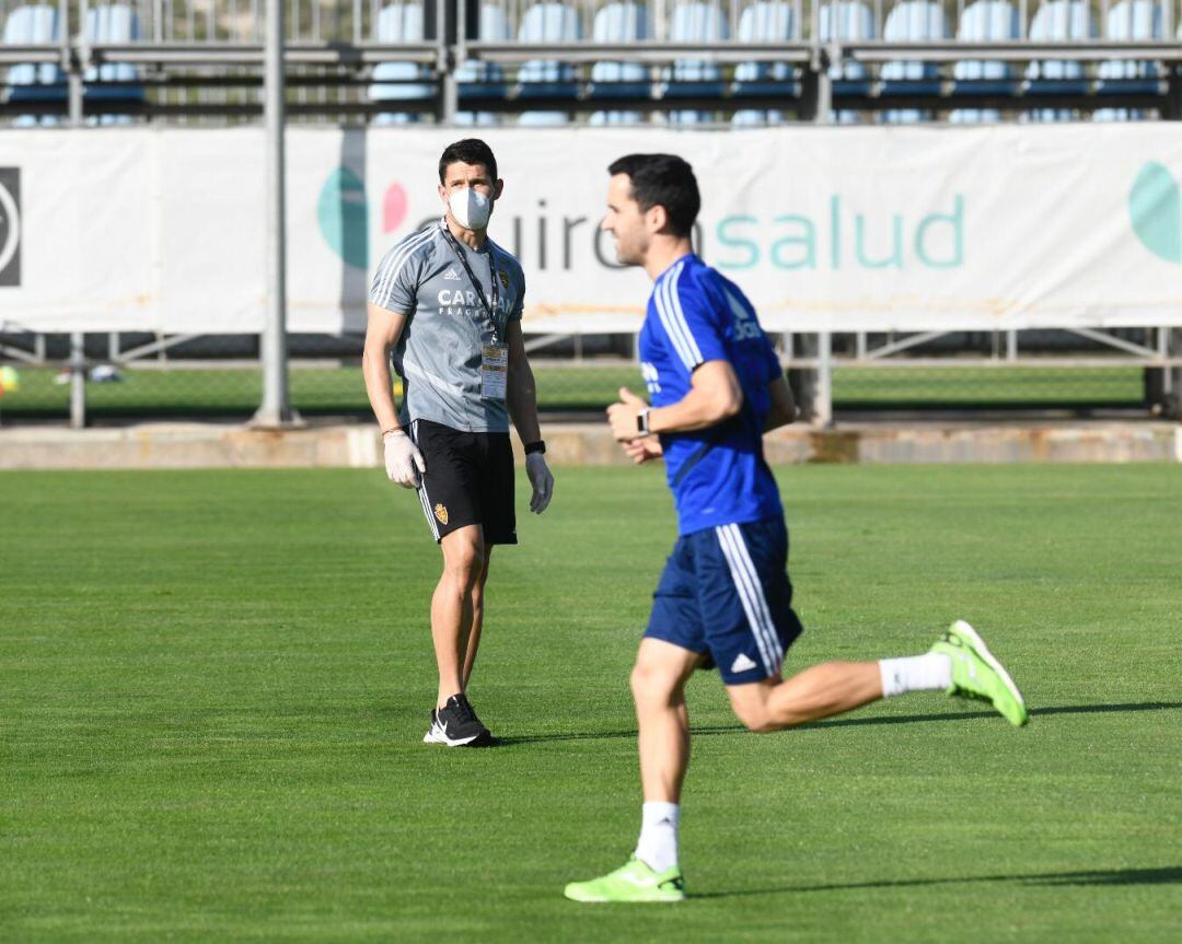 Miguel Linares corriendo en un campo de la Ciudad Deportiva