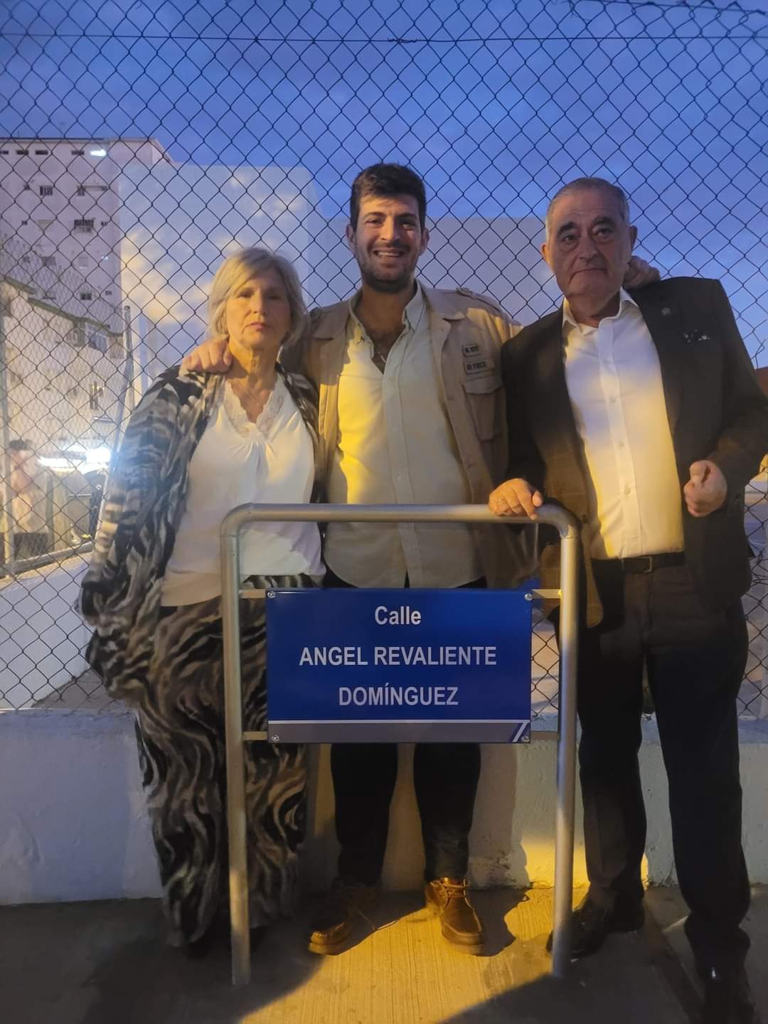 Ángel Revaliente junto a su mujer y uno de sus hijos