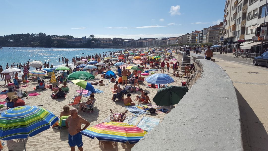 Foto de recurso de la playa de Silgar abarrotada en un mes de agosto previo a la Pandemia