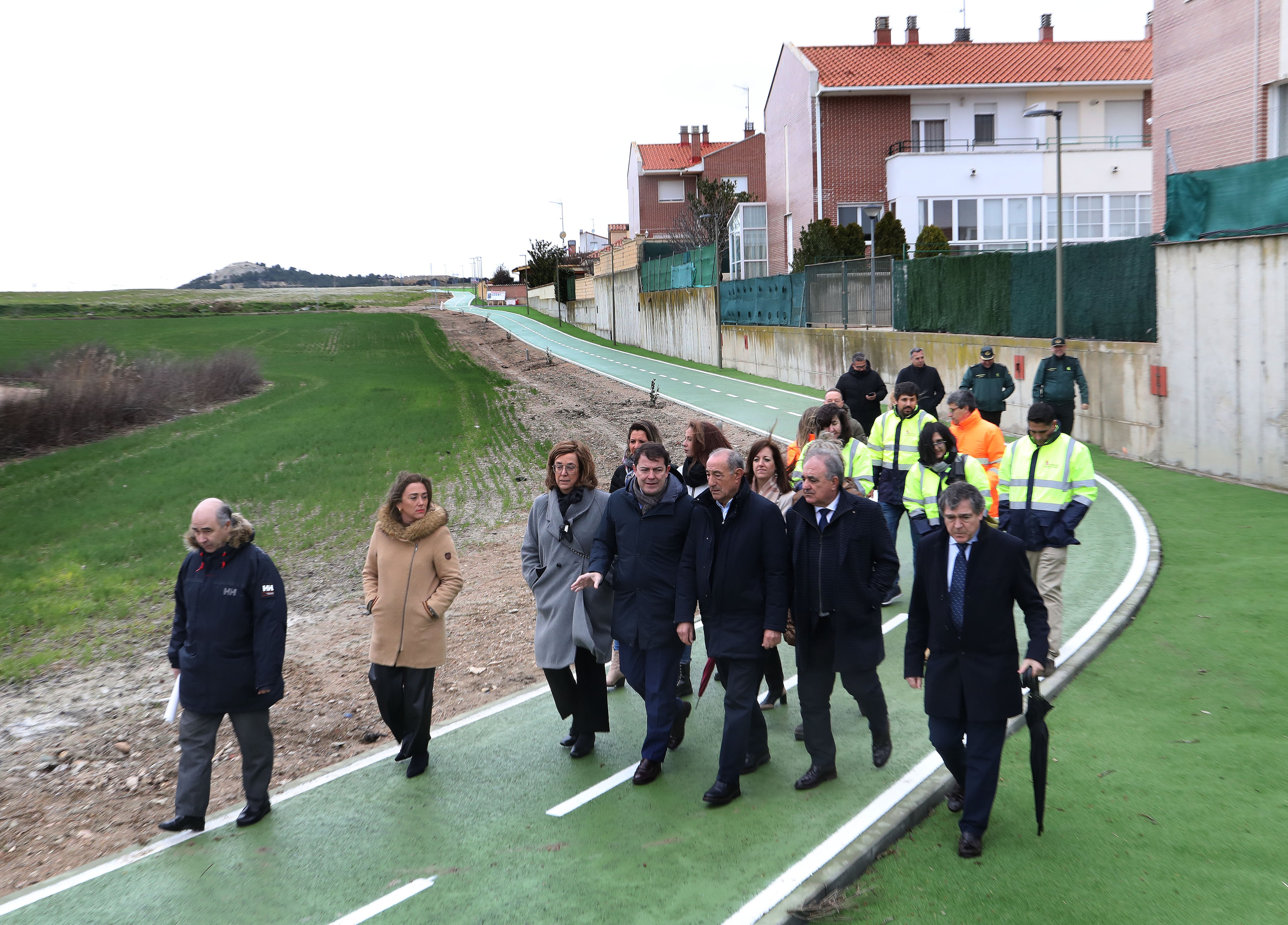 El presidente de la Junta de Castilla y León, Alfonso Fernández Mañueco(C) , junto a la consejera de Movilidad y Transformación Digital María González Corral(2I), entre otros autoridades, inaugura el carril bici de Villalobón (Palencia)