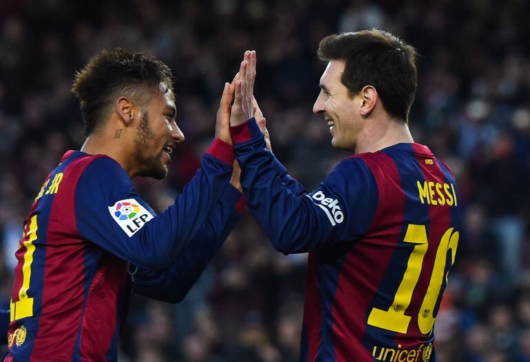 Neymar y Messi celebran uno de los goles del partido ante el Levante