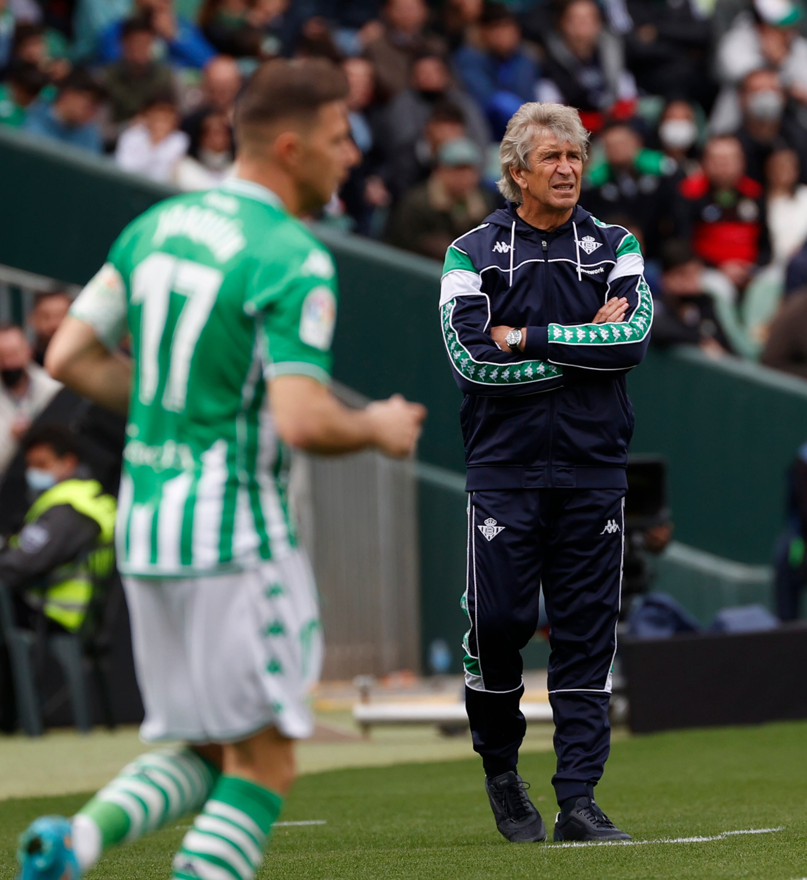 SEVILLA 03/04/2022.- El técnico chileno del Betis, Manuel Pellegrini, durante el encuentro correspondiente a la jornada 30 de primera división que han disputado hoy domingo frente a Osasuna en el estadio Benito Villamarín de Sevilla. EFE/Julio Muñoz.
