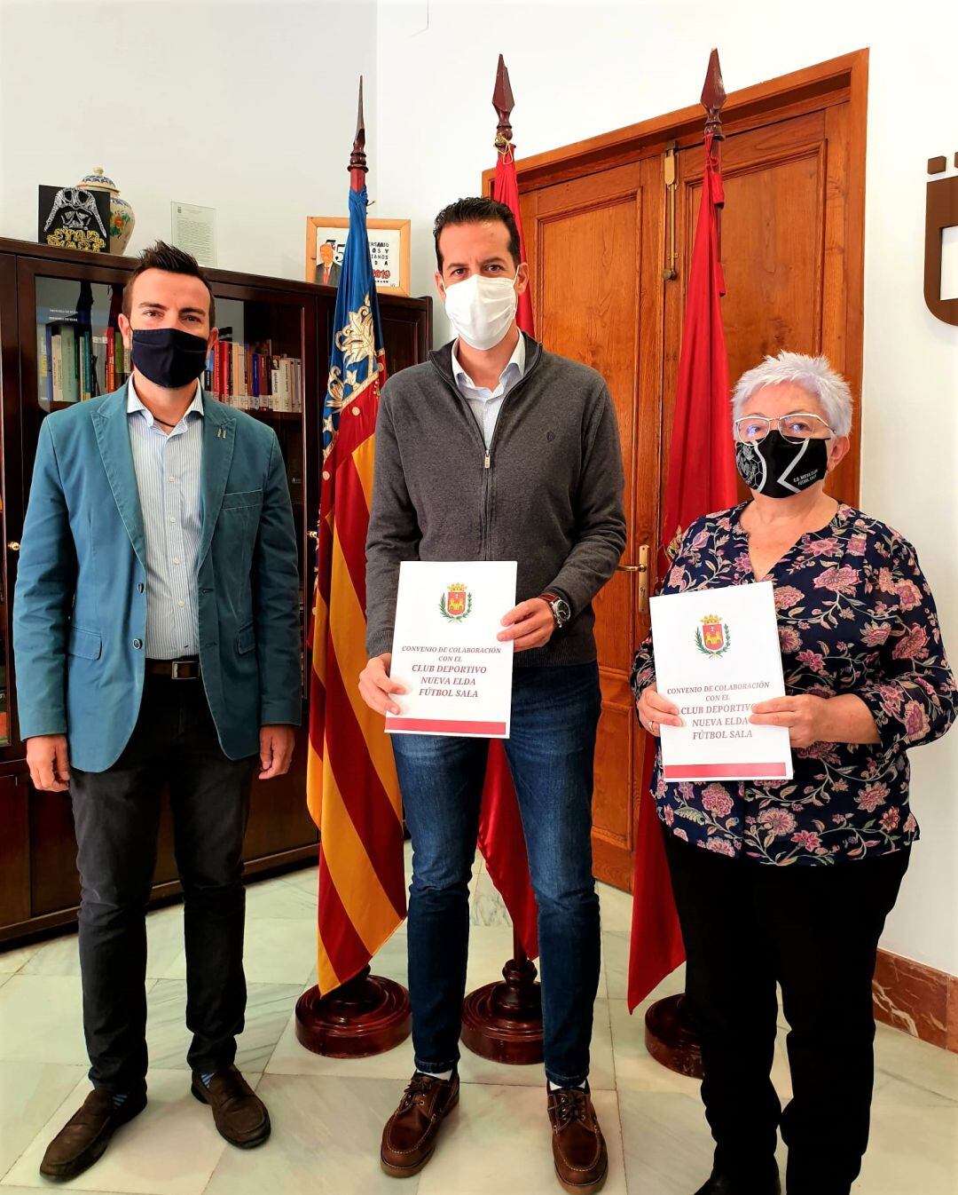 El alcalde de Elda, Rubén Alfaro, entre la presidenta del Nueva Elda, Paqui Sánchez y el edil de Deportes, Fernando Gómez