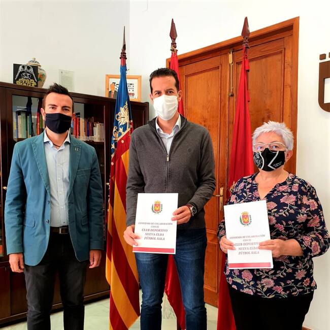 El alcalde de Elda, Rubén Alfaro, entre la presidenta del Nueva Elda, Paqui Sánchez y el edil de Deportes, Fernando Gómez