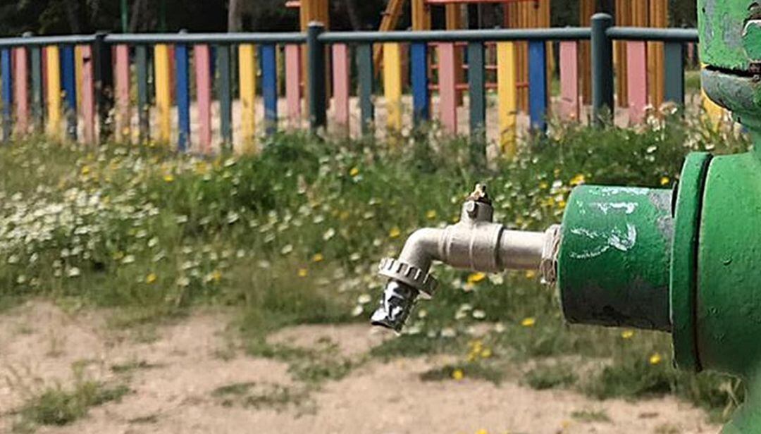 Fuente de agua potable junto a un parque público de Coslada
