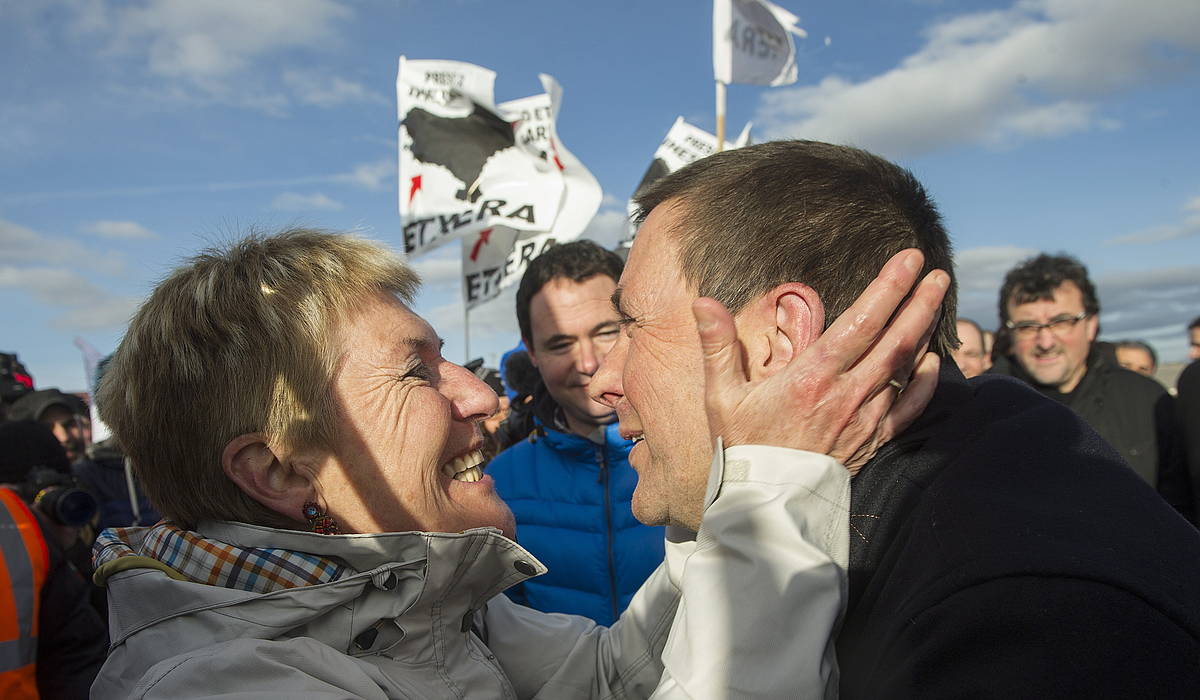 Karmele Aierbe en una foto tras la salida de la cárcel de Arnaldo Otegi, en una foto que él mismo ha compartido en Twitter.