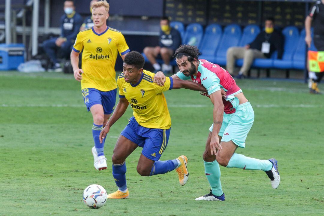 Choco Lozano disputa un balón ante Raúl Albiol