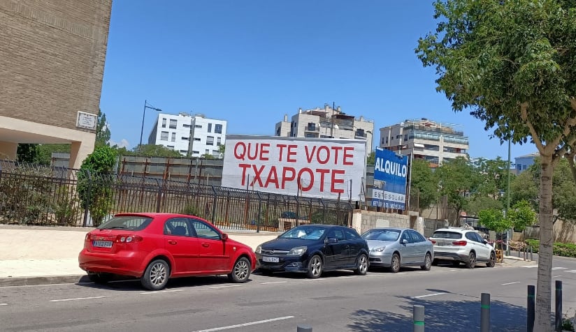 Una de las pancartas de la campaña &#039;Que te vote Txapote&#039; aparecida en la ciudad de Castelló