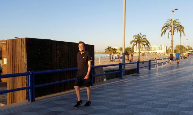 El expresidente del Gobierno Mariano Rajoy, durante un paseo esta mañana por el paseo marítimo de Alicante.