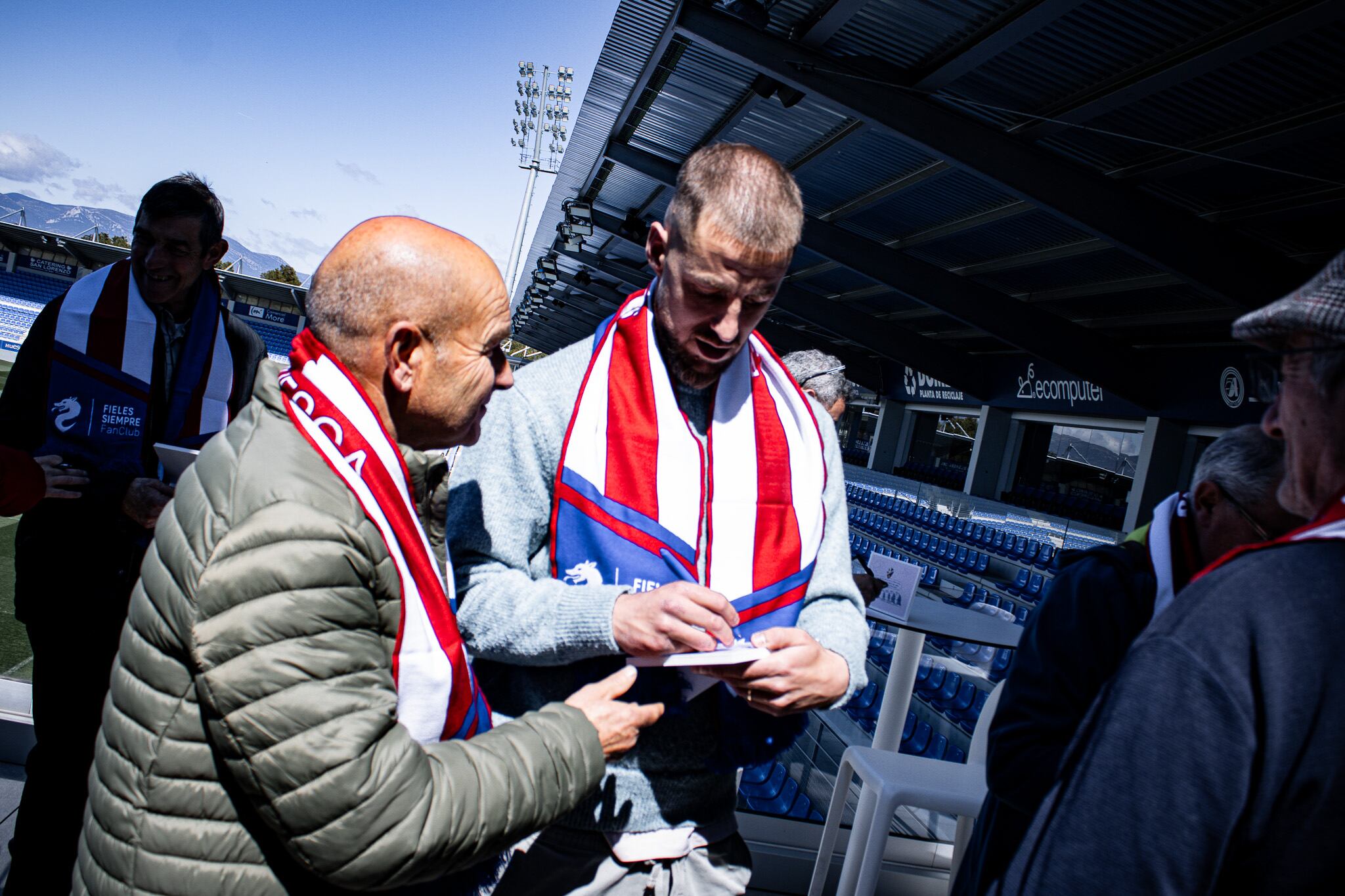 La SD Huesca rinde homenaje a los abonados que cumplen 65 años en este 2025