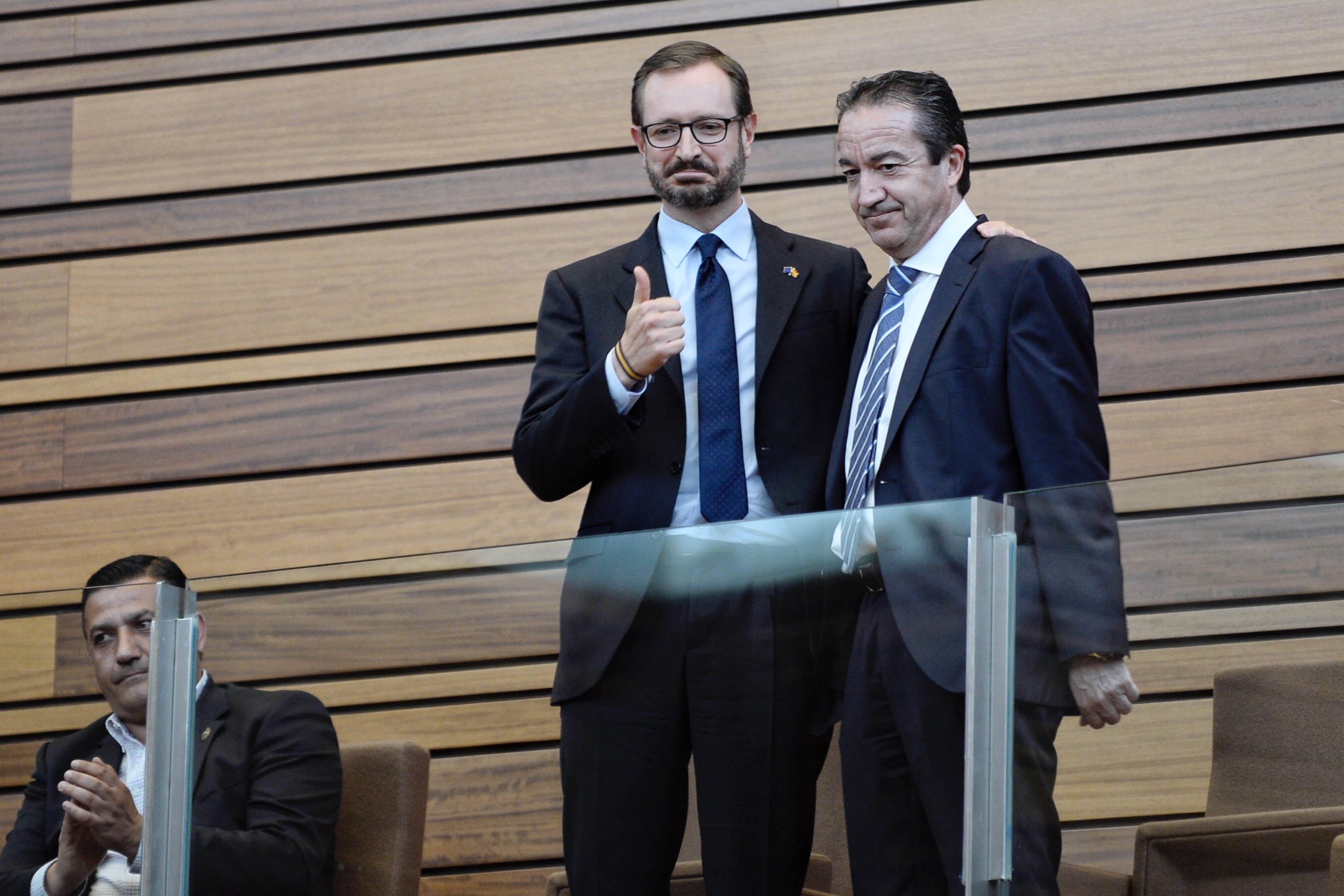 GRAF687. VALLADOLID, 10/05/2022.- El actual portavoz del PP en el Senado, Javier Maroto (c-i), acaba de ser reelegido senador por Castilla y León en una lista conjunta que incluye al exprocurador Vidal Galicia (PP) (d), con los votos de PP y Vox, en el pleno de este martes celebrado en Valladolid. EFE/ Nacho Gallego
