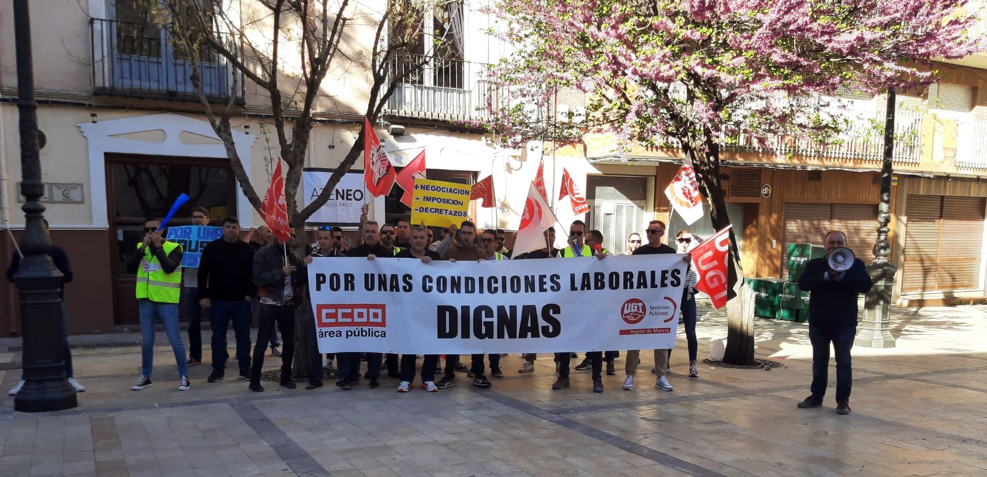 Manifestación de varios agentes de la Policía Local de Caravaca a las puertas del ayuntamiento