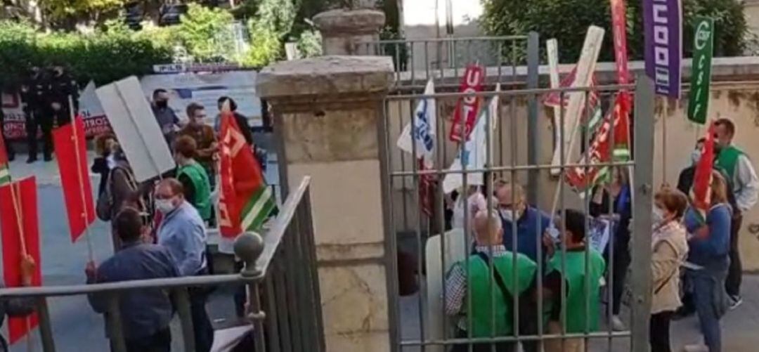 Protesta llevada a cabo este martes por los sindicatos en defensa de la sanidad pública.