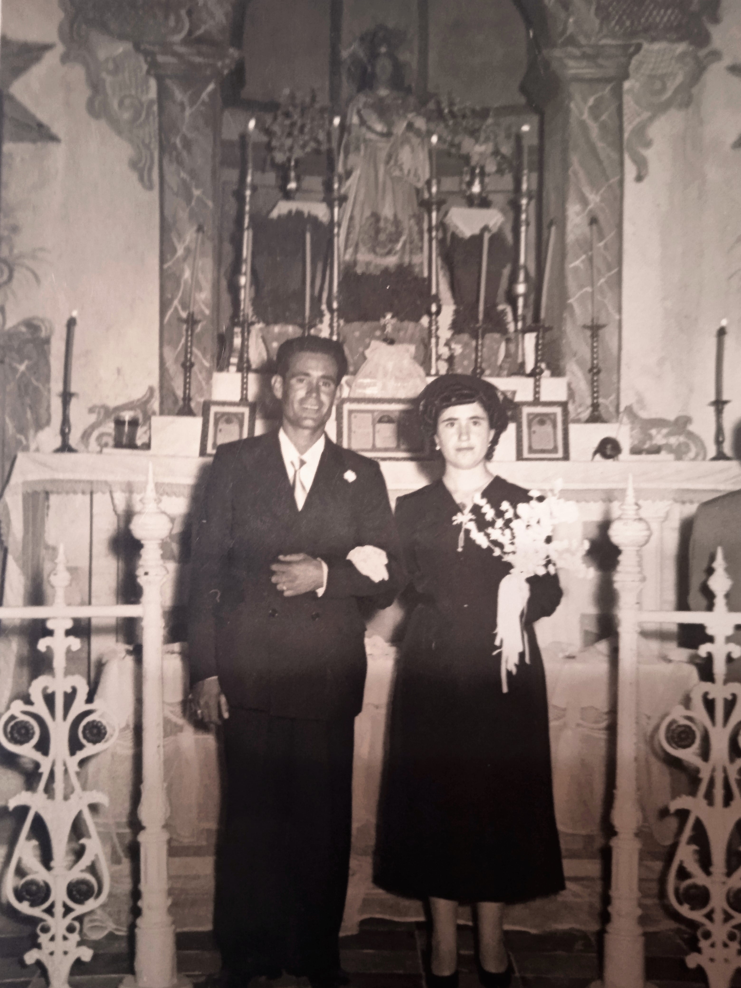 Años 1956. Enlace matrimonial de Sole y Juan en la iglesia de Perín. Ella vestida de negro por la pérdida de su padre. Aunque era muy pequeña cuando falleció por las consecuencias de la guerra, ese dolor la ha acompañado toda la vida.
