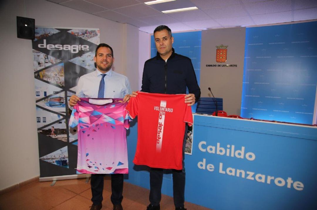 El vicepresidente del Cabildo de Lanzarote, Jacobo Medina, y el consejero de Deportes, Francisco Javier Aparicio, en la presentación de la prueba.