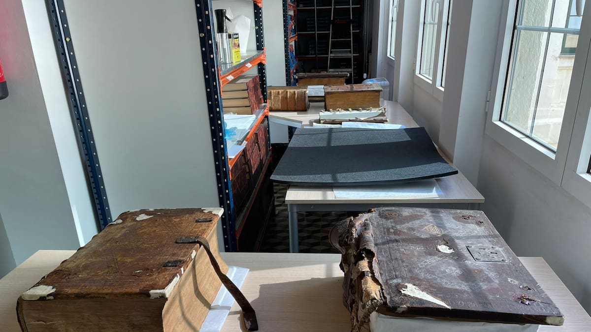 Entrevista a Lluís-Esteve Casellas, arxiver a l'Arxiu Històric Municial, sobre la restauració de 56 volums dels llibres majors de la Taula de Canvi