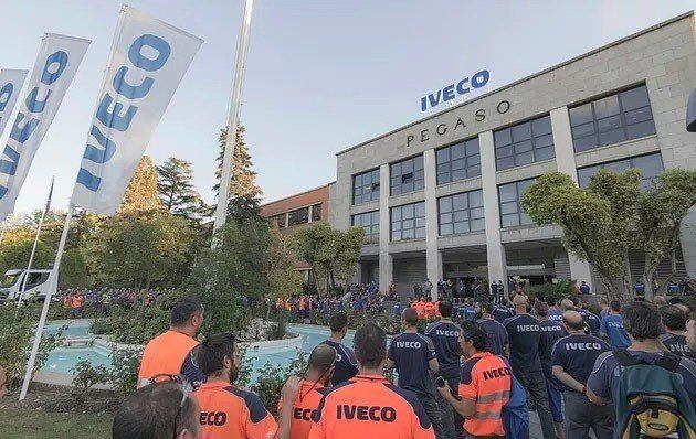 Trabajadores de la compañía Iveco en una concentración tras el suicidio de una compañera tras difundirse un vídeo sexual sobre ella.