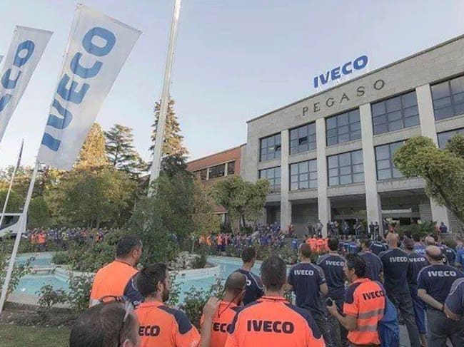 Trabajadores de la compañía Iveco en una concentración tras el suicidio de una compañera tras difundirse un vídeo sexual sobre ella.